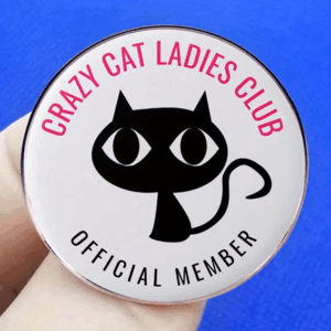 Kattpin "Crazy Cat Ladies Club" – Emaljpin med snyggt kattmotiv i metall